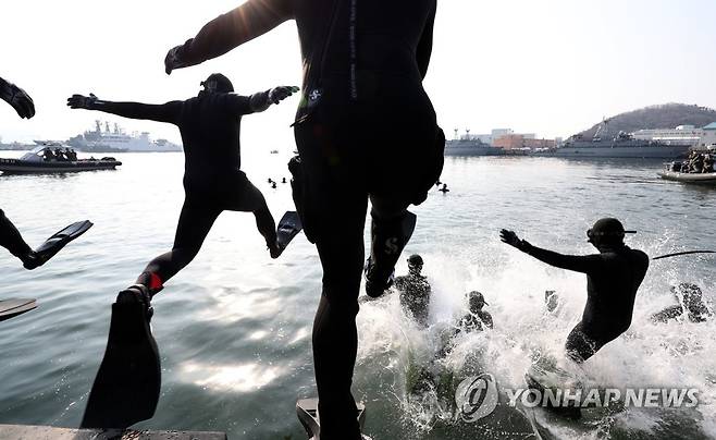 해군 SSU 혹한기 훈련 (창원=연합뉴스) 김동민 기자 = '큰 추위'라는 뜻의 절기 대한을 이틀 앞둔 18일 경남 창원시 진해구 진해 군항에서 해군 심해잠수사(SSU)가 서 차가운 겨울 바다를 견디며 혹한기 훈련을 하고 있다. 2023.1.18 image@yna.co.kr