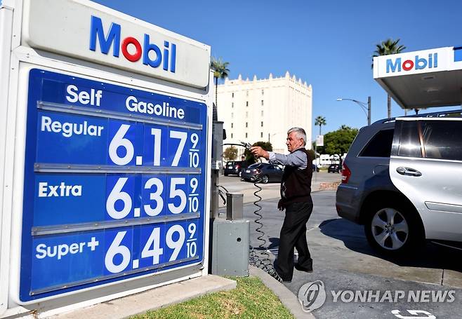 지난해 10월 미국 로스앤젤레스의 한 주유소 [AFP/게티이미지 연합뉴스 자료사진]