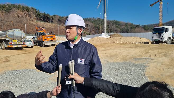 원희룡 국토교통부 장관이 지난 12일 오전 경남 창원시 명곡동 행복주택 건립현장에서 취재진 질의에 답변하고 있다. (사진=연합뉴스)