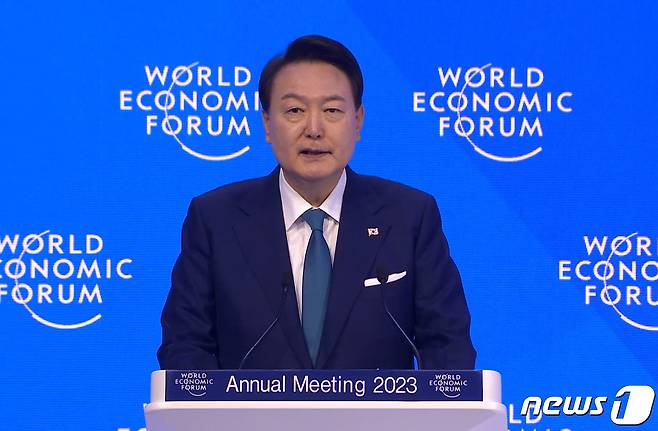 윤석열 대통령이 19일 오전(현지시간) 스위스 다보스에서 열린 2023년 세계경제포럼(World Economic Forum, 다보스포럼) 연차총회에서 특별연설을 하고 있다. (WEF 홈페이지 캡쳐) 2023.1.19/뉴스1 ⓒ News1 안은나 기자