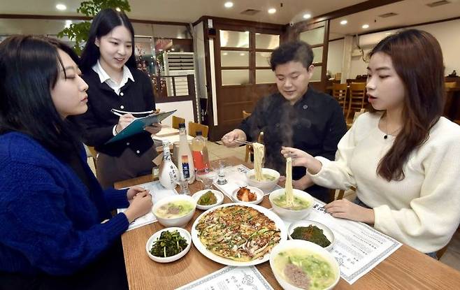 서울시 양천구 목동의 ‘한옥안동국시’ 사장님이 골목경제 부활 프로젝트에 참여한 숙명여대 ‘같이가게’ 팀원들에게 빅데이터 상권분석 컨설팅을 받고 있다.