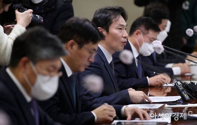 이복현 금융감독원장이 18일 서울 중구 은행회관에서 열린 은행장과의 간담회에서 모두발언을 하고 있다. 사진=김현민 기자 kimhyun81@