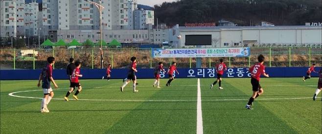 경남 창녕에서 동계훈련중인 선수들이 창녕읍 오리정 축구장에서 경기를 펼치고 있다. [이미지출처=창녕군청]