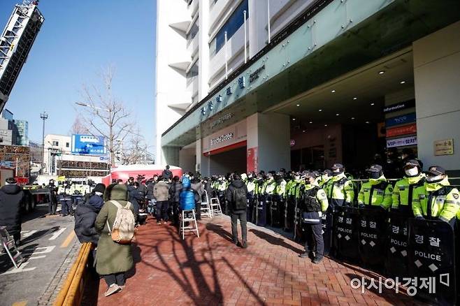 국가정보원이 민주노총 본부 사무실 등에 대한 압수수색에 나선 18일 서울 중구 민주노총 본부 앞에 경찰병력이 출입통제를 하고 있다. 사진=강진형 기자aymsdream@