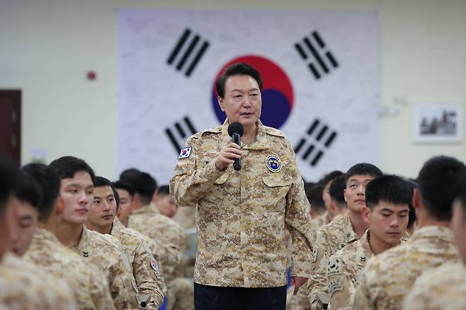 윤석열 대통령이 지난 15일 아랍에미리트(UAE) 아크부대를 찾아 장병들을 격려하고 있다. /뉴스1