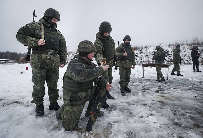 2022년 12월 13일(현지시각) 러시아 모스크바 외곽 노긴스크에서 징집된 러시아 예비군들이 전투 훈련을 받고 있다. /EPA 연합뉴스