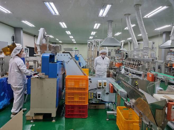 지난달 22일 경기 포천시 코스코페이퍼 공장에서 직원들이 종이빨대 제조 작업을 하고 있다./최효정 기자