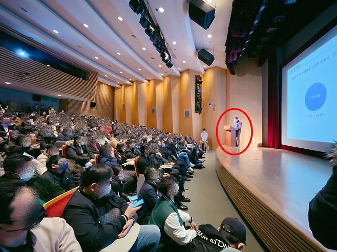 19일 오전 류승재 보고플레이 대표(맨 오른쪽)가 정산대금 미지급 관련 협력업체 대표들을 대상으로 회사 상황을 설명하는 모습./이신혜 기자