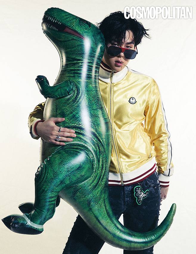 집업 재킷 가격미정 8 몽클레르 팜 엔젤스. 팬츠 2백80만원 돌체앤가바나. 공룡 키 링 가격미정 코치. 선글라스 가격미정 살바토레 페라가모. 반지 (오른손 위부터)18만9천원, 21만9천원,(왼손)21만9천원 모두 에스프레아.