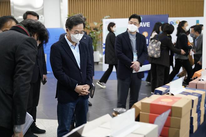 김동연 경기도지사가  18일 경기도의회 1층 공동브랜드 ‘착착착’ 특설판매 행사 부스를 찾아  전시된 상품을 둘러보고 있다  경기도 제공