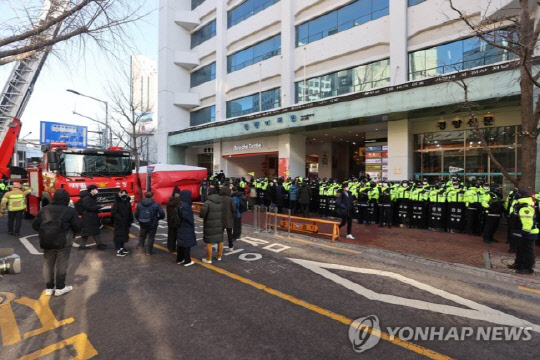 18일 오전 경찰들이 국가정보원 압수수색이 이루어지고 있는 서울 중구 전국민주노동조합총연맹(이하 민주노총) 서울 사무실 앞 통행을 통제하고 있다. <연합뉴스>