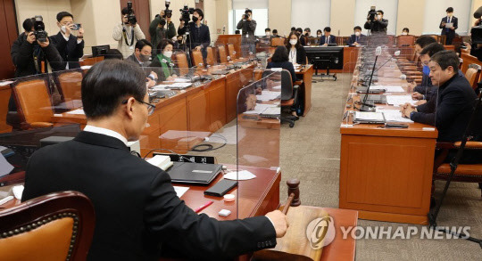 11일 오전 서울 여의도 국회에서 열린 정치개혁특별위원회 정치관계법개선소위원회에서 조해진 소위원장이 의사봉을 두드리고 있다.<연합뉴스>