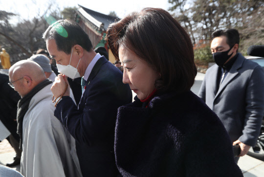 나경원 국민의힘 전 의원이 지난 1월17일 대구 동구 팔공총림 동화사를 방문하고 있다.<연합뉴스>