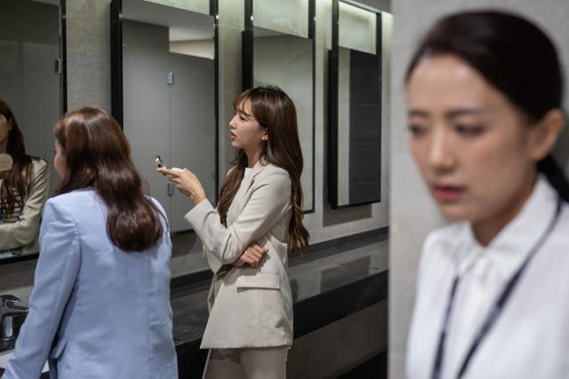 많은 직장인들이 고통받는 과도한 뒷담화 대부분은 업무평가, 업무 피드백을 내세워 이뤄지고 있다. 게티이미지뱅크 제공