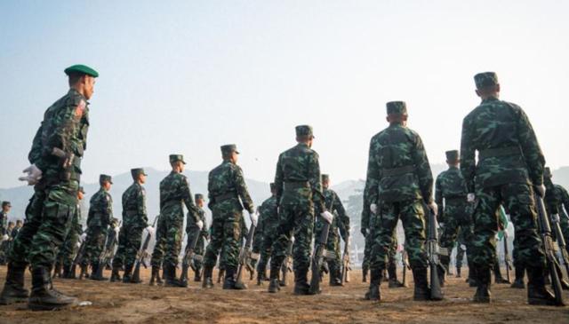 미얀마 소수민족 반군인 카렌민족연합(KNU) 소속 군인들이 도열해 있다. 미얀마 나우 캡처