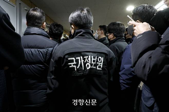 국가정보원과 경찰청이 18일 국가보안법 위반 혐의로 서울 정동 민주노총 사무실에 대한 압수수색을 진행하고 있다. 문재원 기자