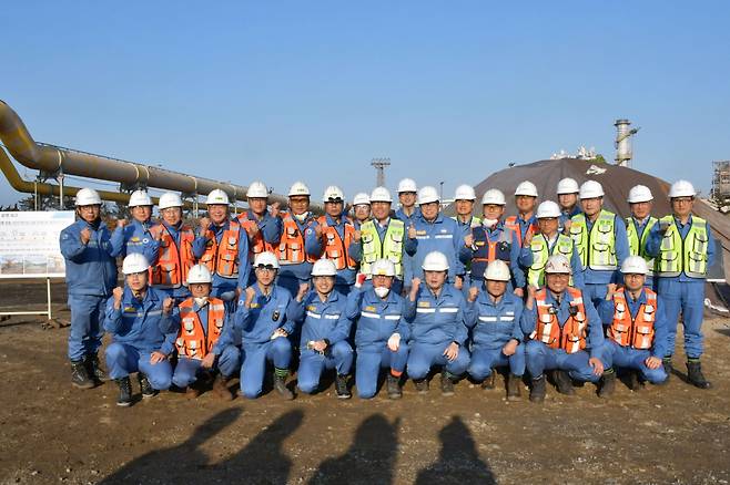 Posco CEO Choi Jeong-woo (ninth from left, back row) stands with Posco employees upon his visit to Pohang mills, Tuesday. (Posco)