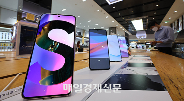 Samsung sold most smartphones in 2022 even as global market shrinks. [Photo by Park Hyung-ki]