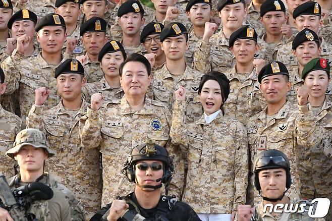 (서울=뉴스1) 안은나 기자 = 윤석열 대통령과 김건희 여사가 15일 오후(현지시간) 아랍에미리트(UAE) 아크부대를 찾아 장병들과 기념 촬영하고 있다. (대통령실 제공) 2023.1.17/뉴스1  Copyright (C) 뉴스1. All rights reserved. 무단 전재 및 재배포 금지.