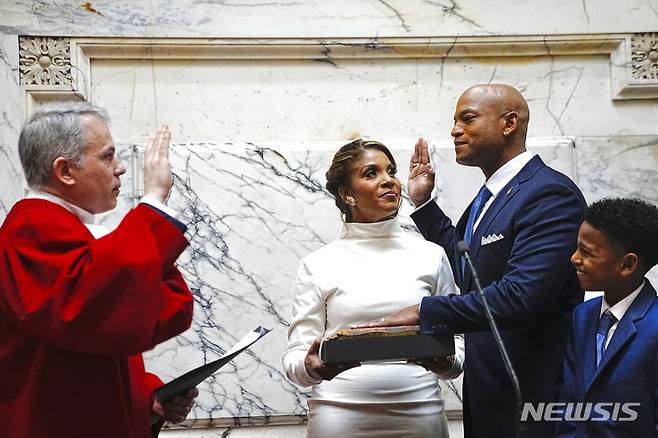 [아나폴리스=AP/뉴시스] 웨스 무어 신임 미 메릴랜드 주지사가 18일(현지시간) 아나폴리스에서 제63대 주지사로 선서하고 있다. 무어는 메릴랜드주 최초, 미국 역사상 세 번째이자 현재 미국 내 유일한 흑인 주지사다. 2023.01.19.