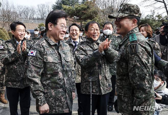 [서울=뉴시스] 국회사진기자단 = 이재명 더불어민주당 대표가 19일 경기도 파주 소재 방공부대를 방문해 단거리 지대공 유도미사일 천마 등을 살펴본 뒤 지휘관을 격려히고 있다. 2023.01.19. photo@newsis.com