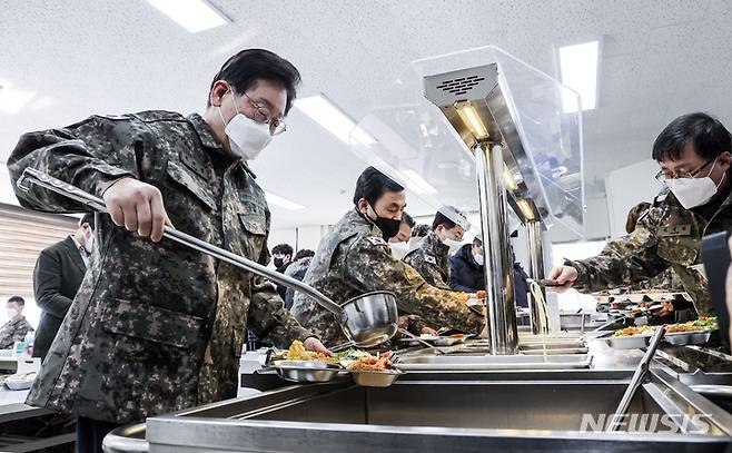 [서울=뉴시스] 국회사진기자단 = 이재명 더불어민주당 대표가 19일 경기도 파주 소재 방공부대를 방문해 단거리 지대공 유도미사일 천마 등을 살펴본 뒤 부대 식당에서 식판에 국을 담고 있다. 2023.01.19. photo@newsis.com