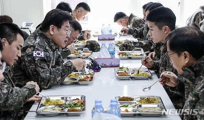 [서울=뉴시스] 국회사진기자단 = 이재명 더불어민주당 대표가 19일 경기도 파주 소재 방공부대를 방문해 단거리 지대공 유도미사일 천마 등을 살펴본 뒤 부대 식당에서 식사를 하고 있다. 2023.01.19. photo@newsis.com