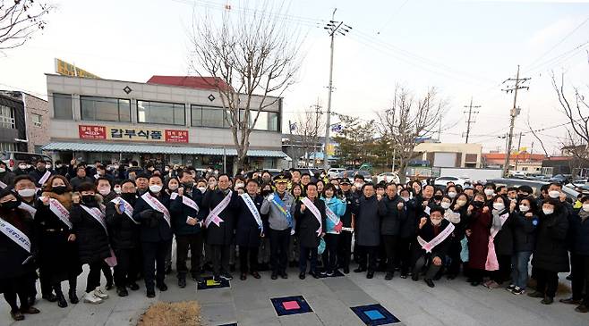 논산시 전통시장 장보는 날 단체사진. 논산시 제공