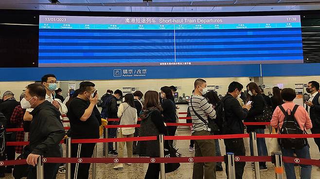 홍콩 서구룡역의 홍콩-중국 간 고속철 매표소에 줄이 길게 선 모습