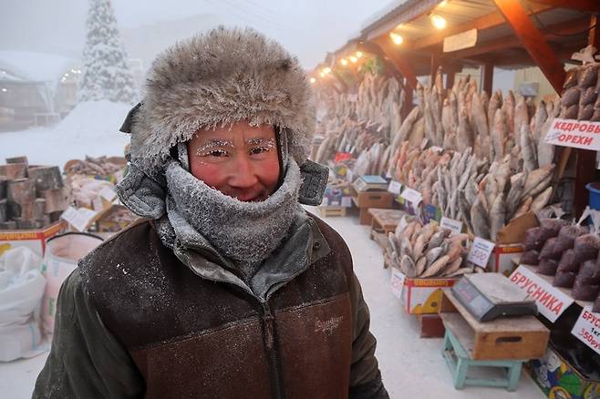 지난 15일(현지시간) 러시아 야쿠츠크의 한 상인이 포즈를 취하고 있다. 사진 로이터연합뉴스