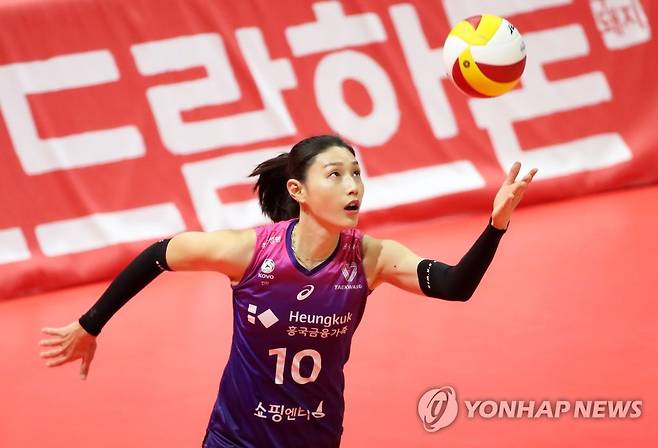서브하는 김연경 (광주=연합뉴스) 조남수 기자 = 15일 광주 서구 페퍼스타디움에서 열린 프로배구 V리그 여자부 페퍼저축은행과 흥국생명의 경기에서 흥국생명 김연경이 서브하고 있다. 2023.1.15 iso64@yna.co.kr