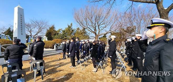 해군 1함대, 당포함 전몰장병 추모 행사 (강원 고성=연합뉴스) 해군 1함대사령부는 19일 강원 고성군 거진읍에 있는 당포함 전몰장병 충혼탑에서 제56주기 당포함 전몰장병 추모행사를 거행했다. 
    당포함은 1967년 1월 19일 북한 경비정이 동해 북방한계선 근해에서 조업 중이던 우리 어선을 납치하려 하자, 이를 저지하며 어선을 남하시키던 중 북한 해안포의 기습 공격을 받아 침몰했다.
    당시 당포함은 북한 해안포대의 기습 공격에 맞서 우리 어선들을 보호하고, 함포 170여 발을 응사하면서 퇴함 직전까지 어선들을 안전하게 구조했지만, 교전 중 39명의 장병이 장렬히 전사했다. 2023.1.19[해군 1함대사령부 제공. 재판매 및 DB 금지] yoo21@yna.co.kr