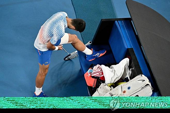 왼쪽 허벅지 테이핑한 조코비치 [AFP=연합뉴스]