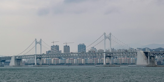 부산시가 설연휴를 맞아 광안대교와 거가대교, 부산항대교 등 통행료를 면제하는 등 전국 지자체들이 통행료 면제와 관광지 할인에 나섰다. 사진은 광안대교 전경 (사진출처 : 뉴스1)