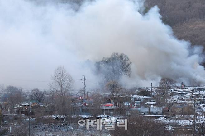 구룡마을 4구역에서 화재가 발생한 20일 오전 소방대원들이 잔불정리를 하고 있는 모습 (사진=이데일리 이영훈 기자)