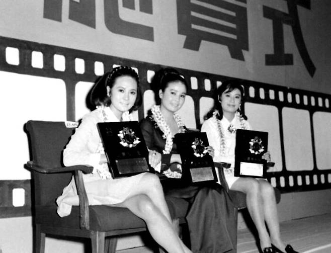 1970년 제7회 청룡영화상 시상식 당시 여자 인기상을 수상했던 윤정희 씨(가운데). [사진=국가기록원·뉴스1]