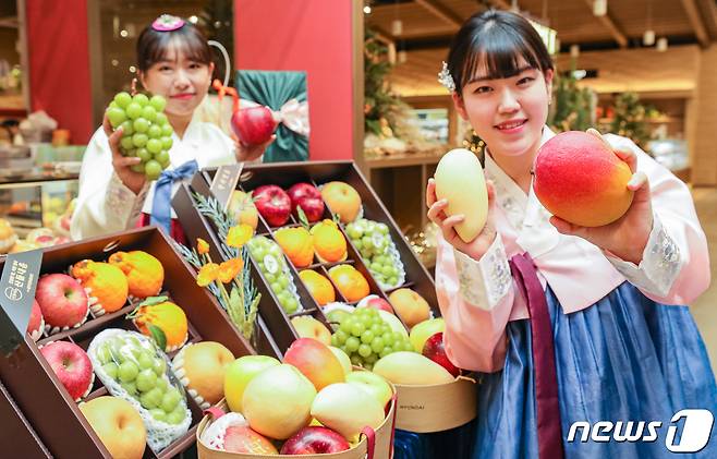 4일 오전 서울 영등포구 더현대 서울 지하1층 식품관에서 직원들이 '이색 과일 선물세트'를 소개하고 있다. 현대백화점은 설 선물세트 본판매 행사기간인 오는 21일까지 압구정본점 등 전국 16개 식품관과 온라인몰인 더현대닷컴·현대식품관 투홈·현대H몰에서 '이색 과일 선물세트'를 선보인다. (현대백화점 제공) 2023.1.4/뉴스1