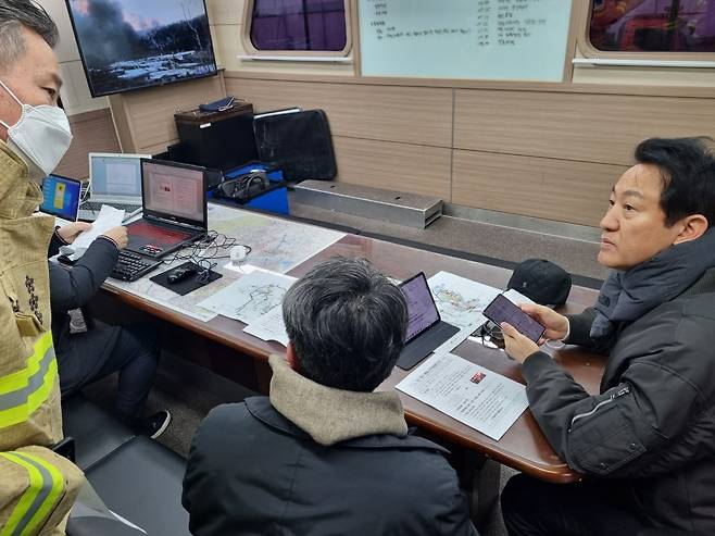 오세훈 서울시장이 20일 오전 구룡마을 화재 현장을 방문해 피해 상황 등을 보고받고 있다(서울시 제공).