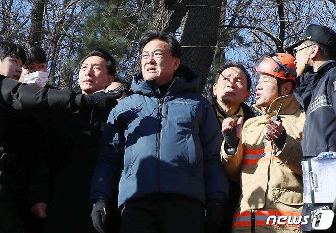 정진석 국민의힘 비상대책위원장이 20일 오전 서울 강남구 개포동 구룡마을 4구역을 찾아 화재현장을 살펴보고있다. (공동취재) 2023.1.20/뉴스1 ⓒ News1 조태형 기자