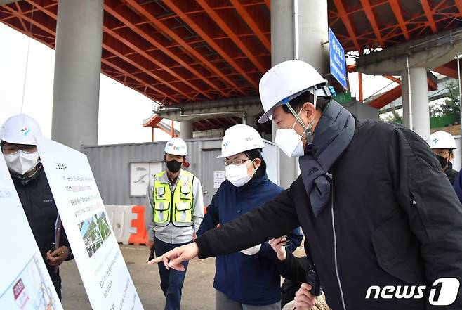 오세훈 서울시장이 지난해 1월 성산대교 균열 현장을 찾아 점검을 하고 있다. (서울시 제공).2022.3.24/뉴스1
