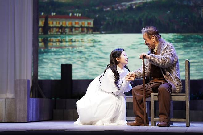 연극 '갈매기' 진지희(왼쪽), 이순재. 사진 제공=아크컴퍼니