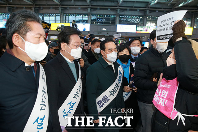 이재명 더불어민주당 대표(왼쪽에서 두번째)가 20일 오전 서울 용산역에 설 귀성인사를 하던 중 전국장애인차별철폐연대 관계자에게 항의를 받고 있다. /남윤호 기자