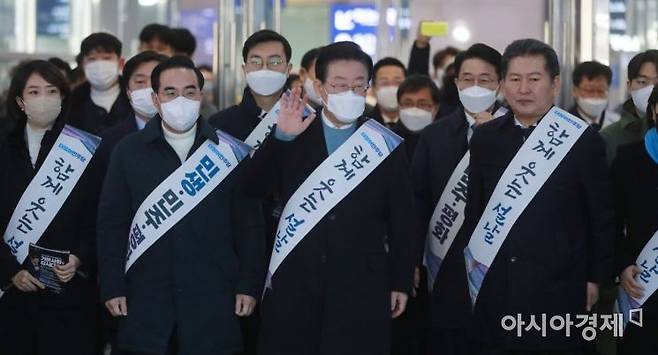 이재명 더불어민주당 대표와 박홍근 원내대표등 당 지도부들이 20일 서울 용산역에 설 귀성인사를 하고 있다. 사진=윤동주 기자 doso7@