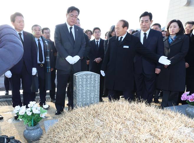 정진석 국민의힘 비상대책위원장과 비대위원들이 19일 오전 광주 북구 국립 5·18 민주묘지를 방문해 묘역을 참배하고 있다./연합뉴스