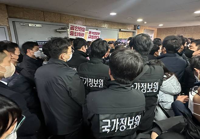 국가정보원과 경찰 수사관 등이 18일 서울 중구 민주노총 사무실에 대한 압수수색을 진행하려 하자 민노총 관계자들이 이를 저지하고 있다. /고운호 기자