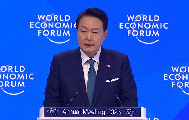 윤석열 대통령이 19일 오전(현지시간) 스위스 다보스에서 열린 2023년 세계경제포럼(World Economic Forum, 다보스포럼) 연차총회에서 특별연설을 하고 있다. 2023.1.19/WEF 뉴스1