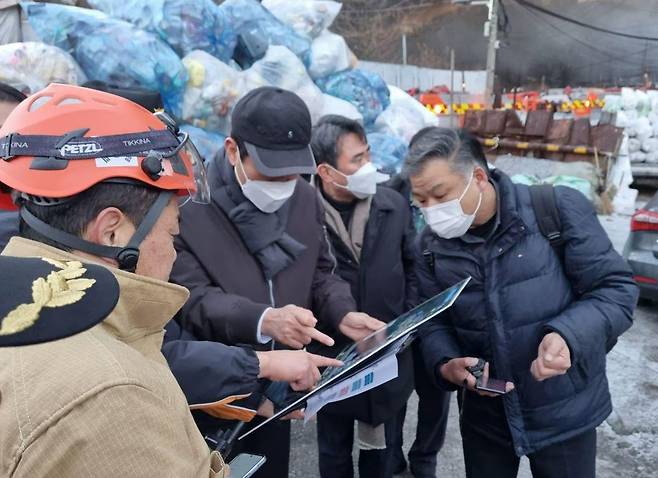 오세훈 서울시장이 20일 오전 화재가 발생한 서울 강남구 개포동 구룡마을 현장을 찾아 화재 현장을 지휘하고 있다. /서울시 제공