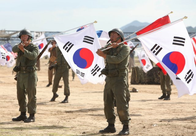 육군 제8군단 장병들이 강원도 양양문화복지회관에서 열린 ‘그날의 물결, 우리의 숨결 나도 주인공 콘테스트’에서 직접 찍은 손도장 태극기를 들어 보이고 있다. 육군 제8군단 제공