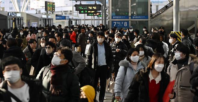 사회적 거리두기 해제 후 첫 설 연휴를 하루 앞둔 20일 오전 서울역 대합실이 귀성길에 오른 시민들로 북적이고 있다.