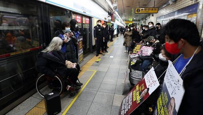 전국장애인차별철폐연대(전장연) 회원들이 19일 오전 서울 지하철4호선 혜화역에서 '장애인 권리 예산 확보를 위한 선전전'을 진행하고 있다. 2023.1.19/뉴스1 ⓒ News1 황기선 기자 /사진=뉴스1